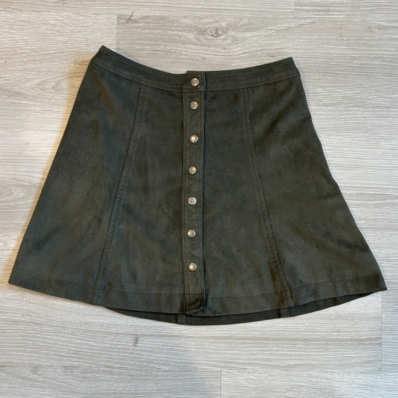 Abercrombie & Fitch Army Green Faux Suede High Waisted Button Down Mini Skirt -2 - Picture 1 of 7